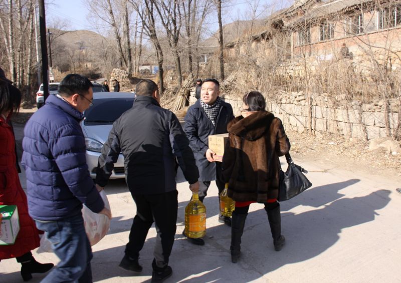6爱照涞源，ZOBO蘑菇视频成人APP下载党支部寒冬送暖扶贫活动